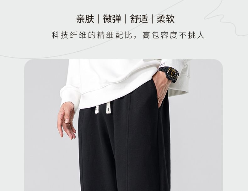 Dandyluxe - Cropped harem-joggingbroek met trekkoord en geborduurde letters