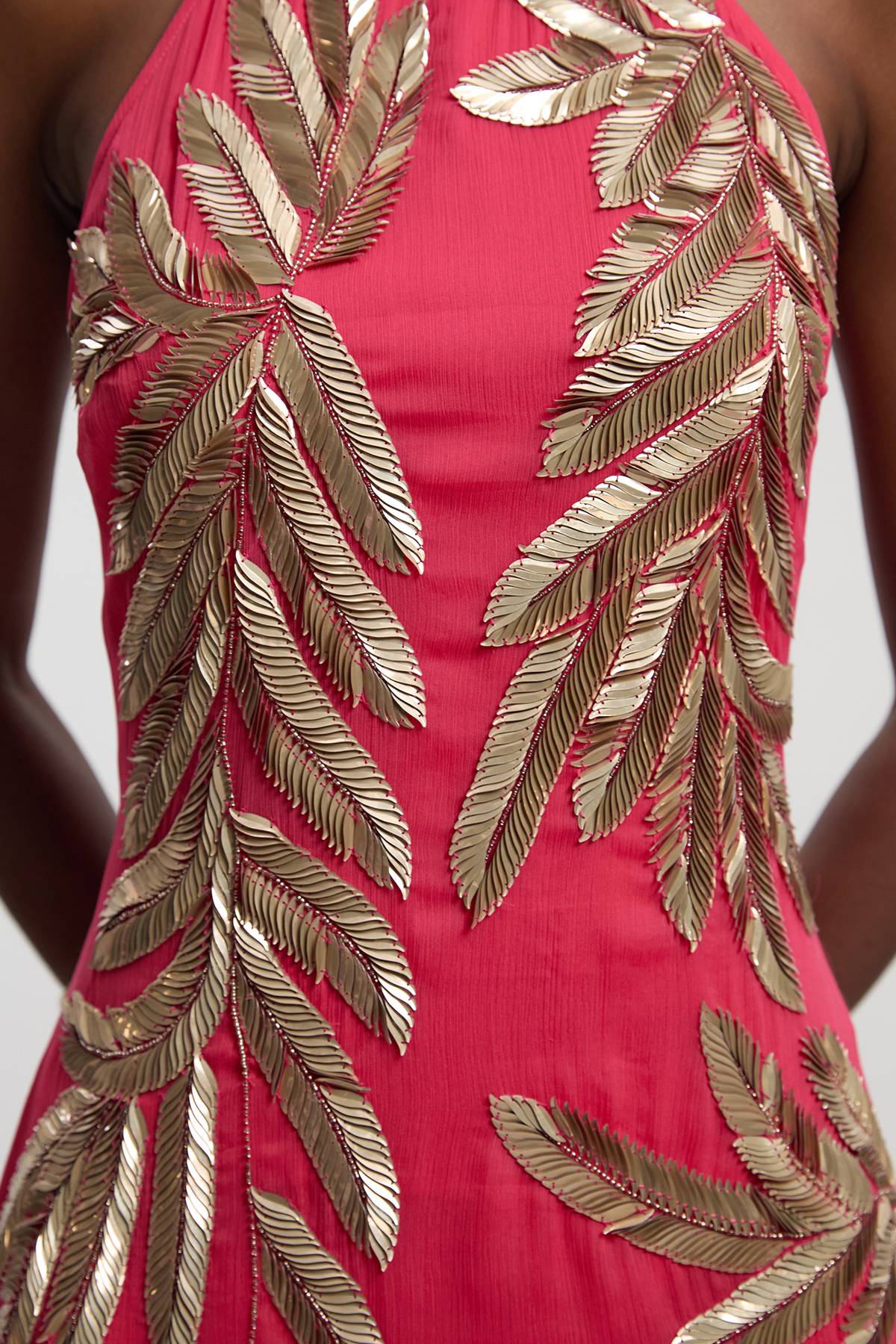 KarenMillen Robe maxi tissée avec détail en plumes et sequins à encolure halter
