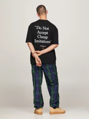 Camiseta Tommy x Awake NY com slogan nas costas