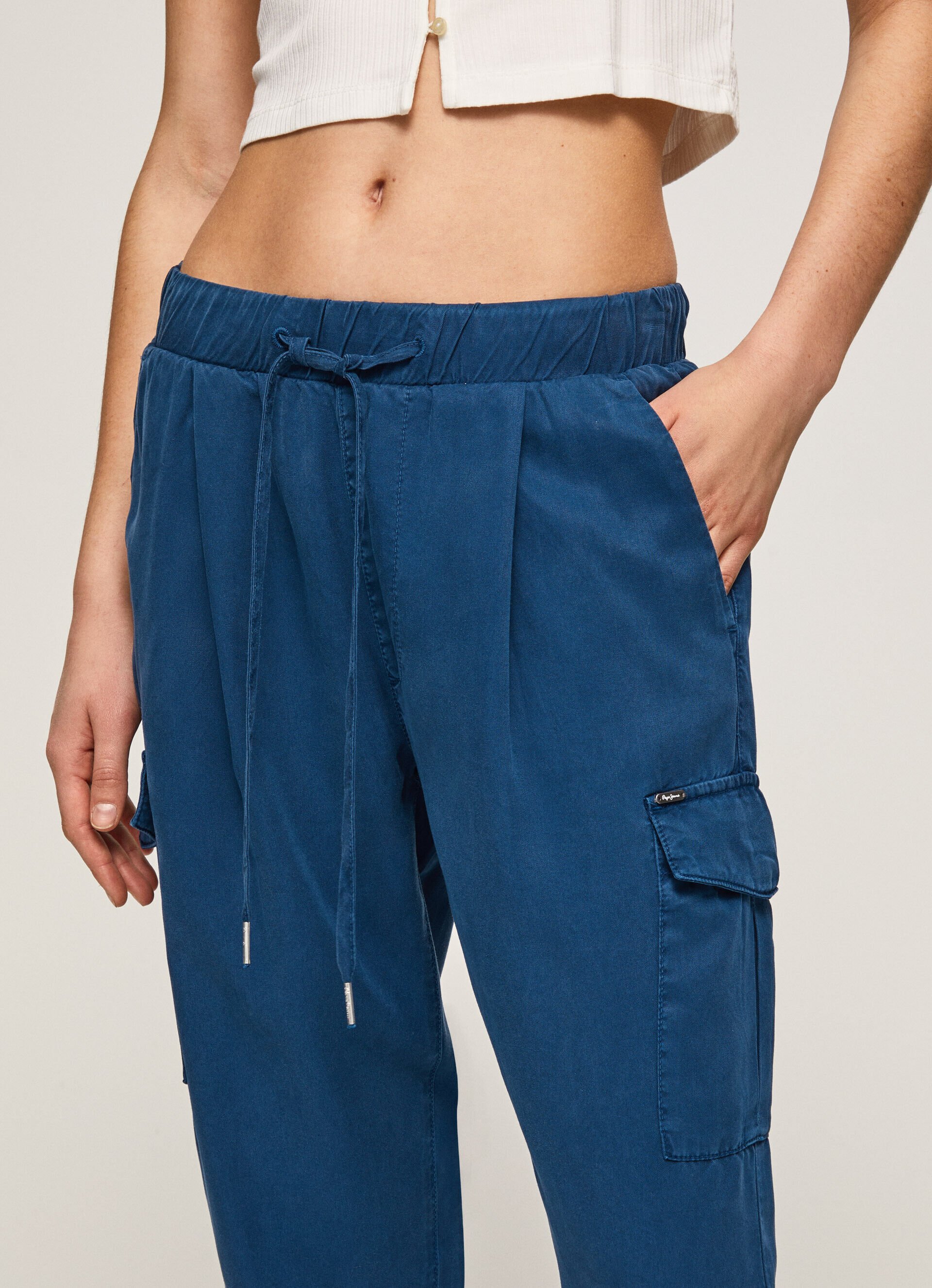 Calça cargo em tecido fluido - azul oceano