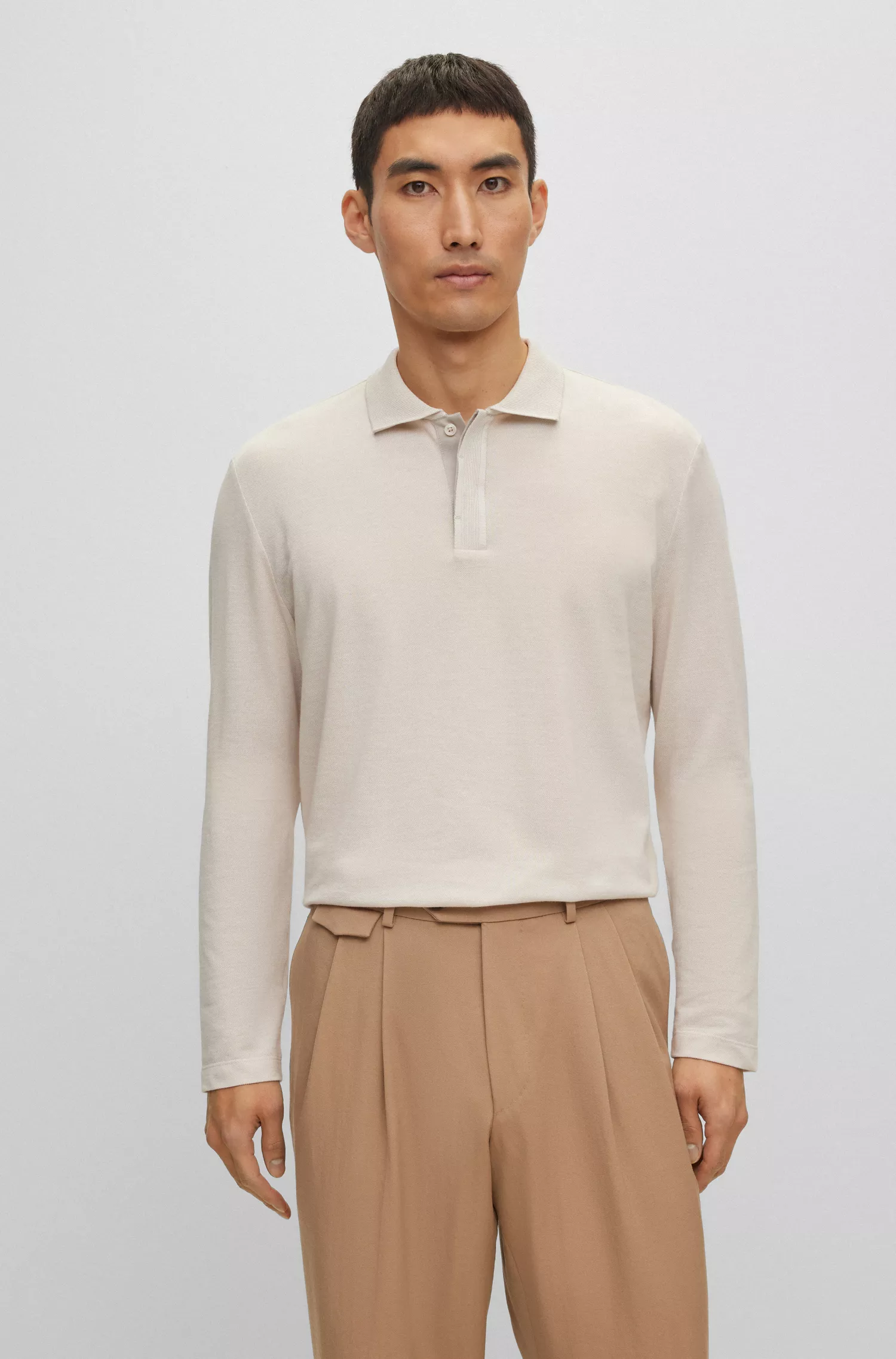 Camisa polo BOSS cor camelo, corte regular, em algodão e cashmere.