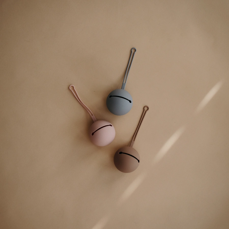 mushie Schnullerhalter, Blush