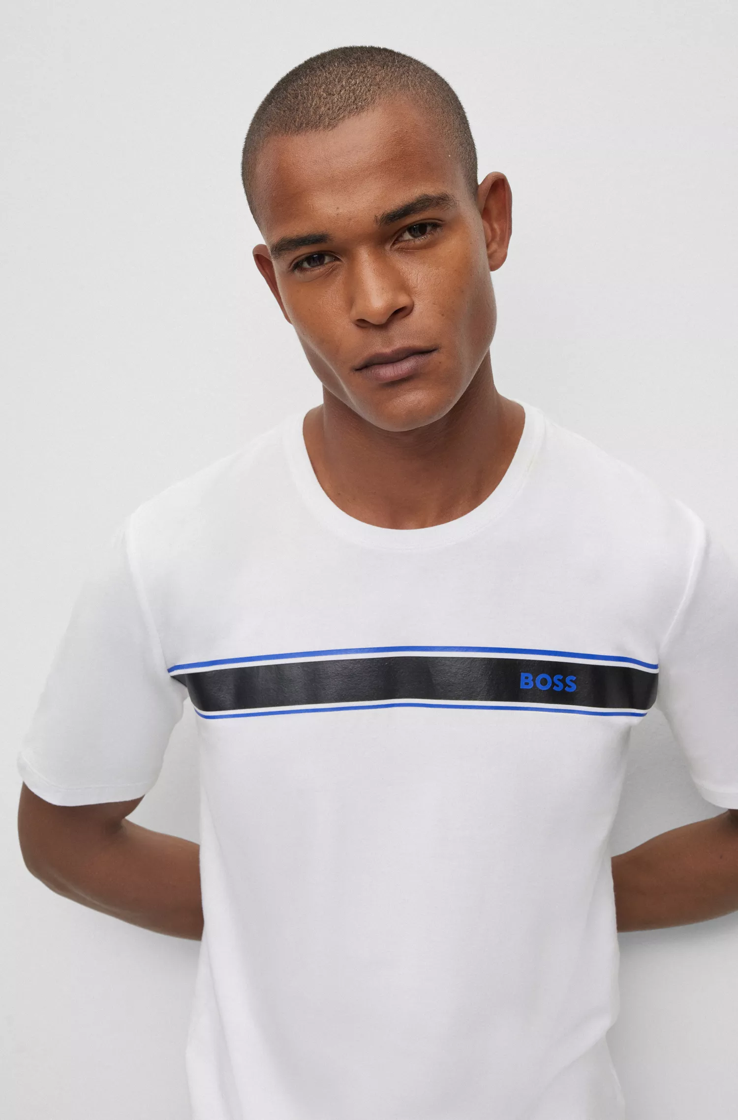 Camiseta de pijama BOSS preta em algodão stretch com listras e logotipo.