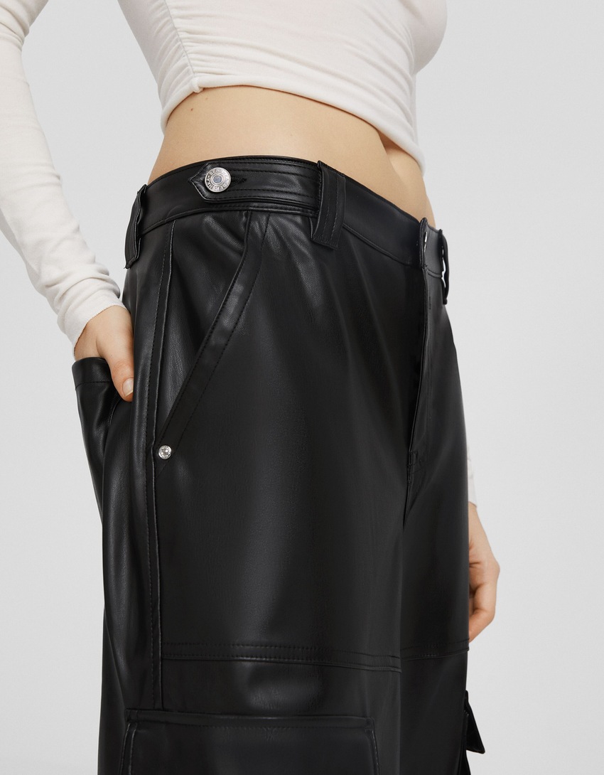 Calça cargo com vários bolsos e efeito couro