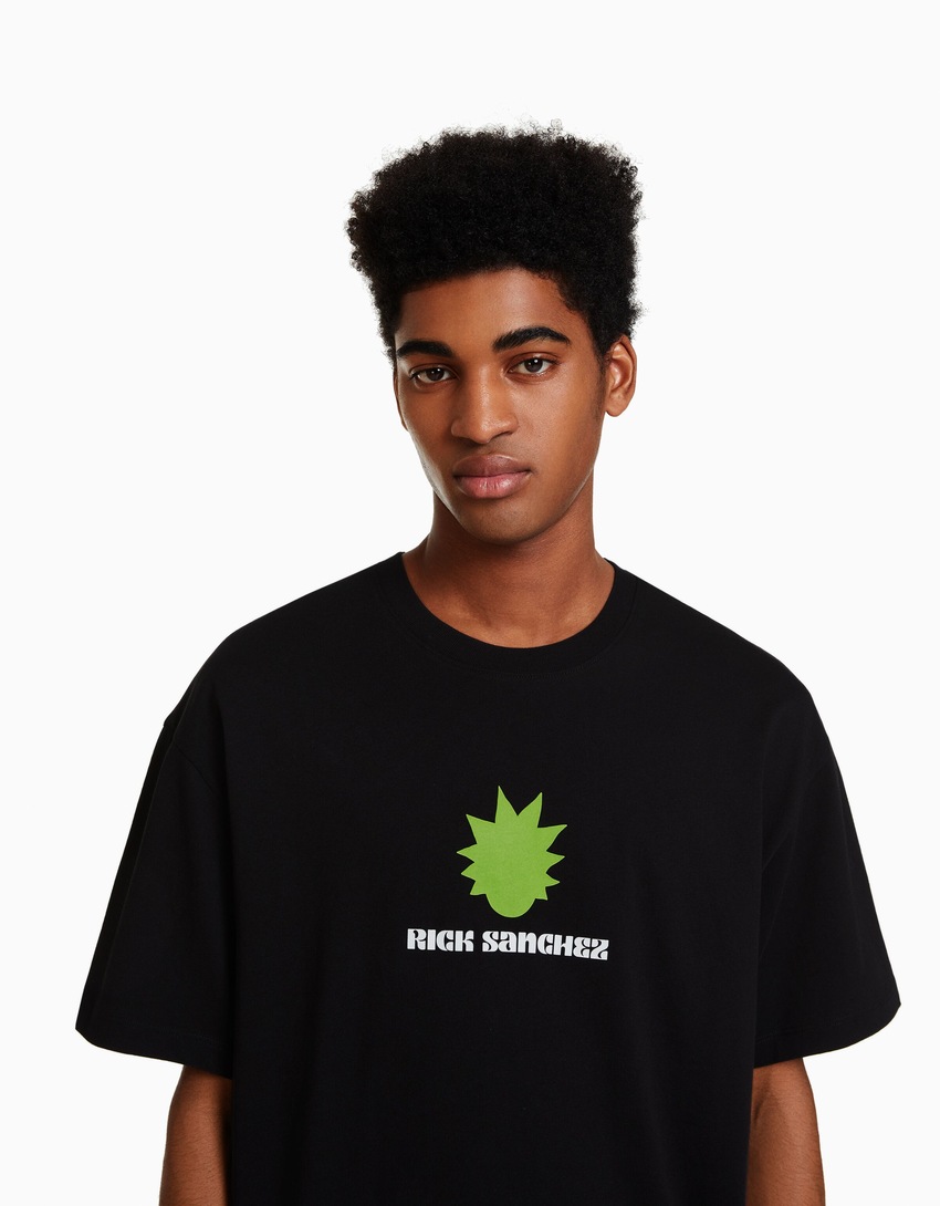 Camiseta de manga curta com estampa Rick & Morty e modelagem quadrada.
