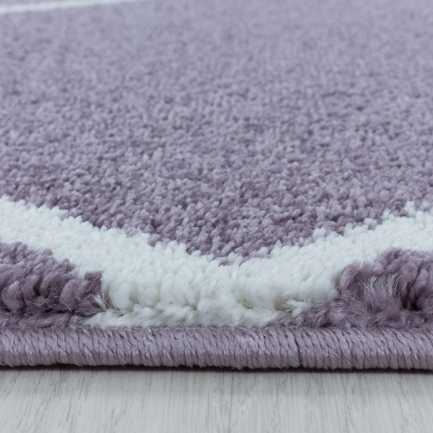 Stilvoller Designer Teppich: Moderner Kurzflor, Rautenmuster für das Wohnzimmer