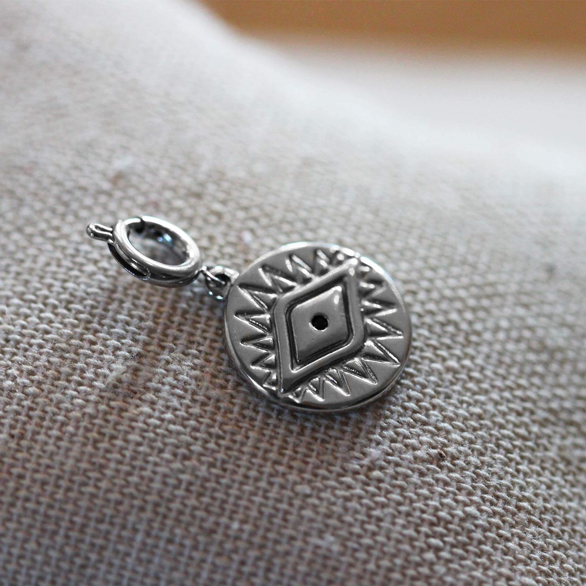 Charm acier oeil