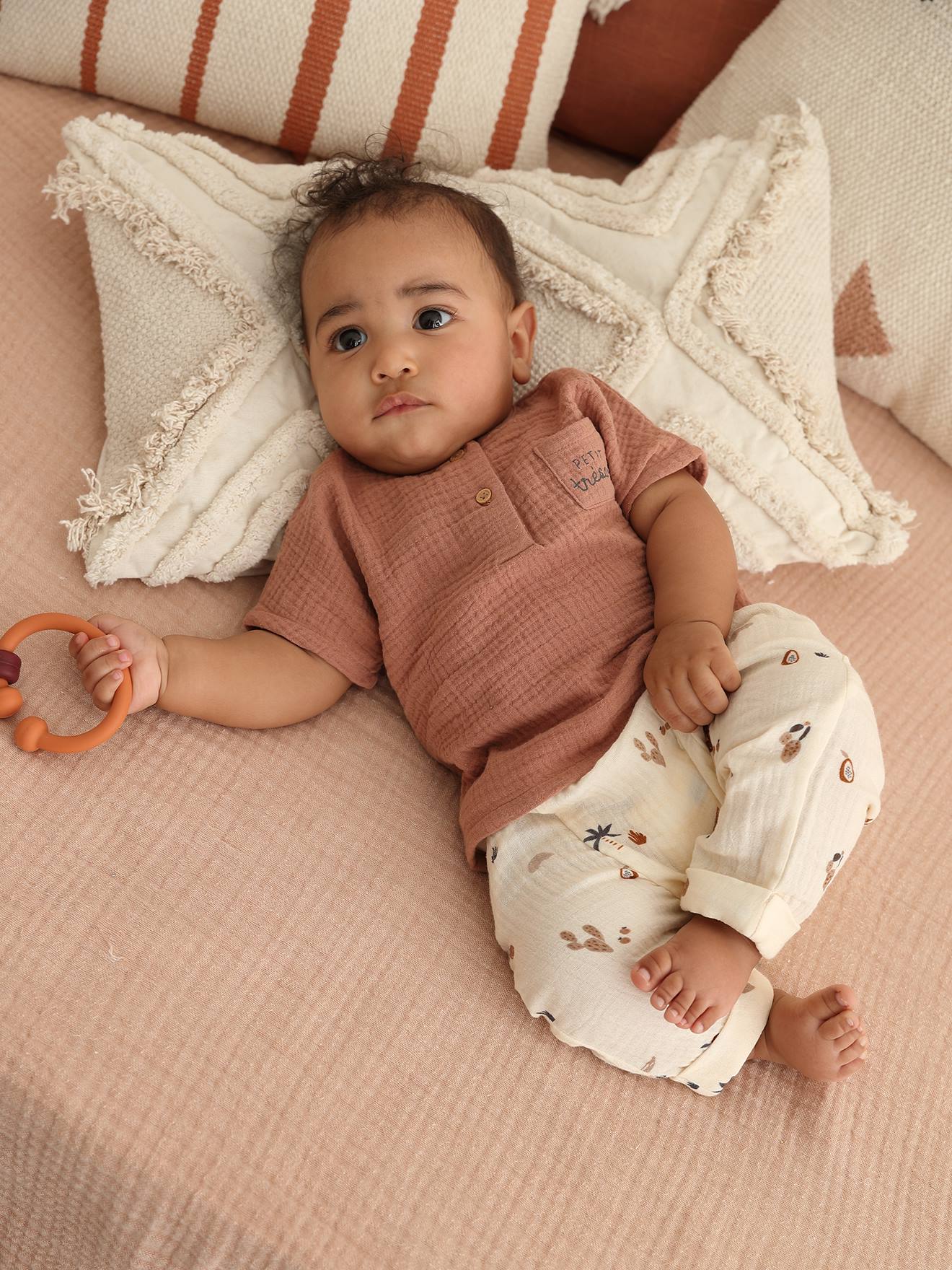 Conjunto de chiffon de algodão para bebê: camiseta + calça cor de noz-pecã