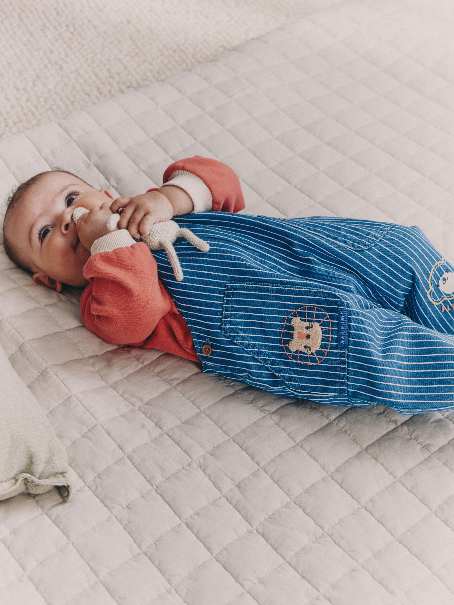 Felgekleurde streep met figuurtjes - Babyset van denim bretelbroeken en bodysuit (0 mnd - 2 jr)