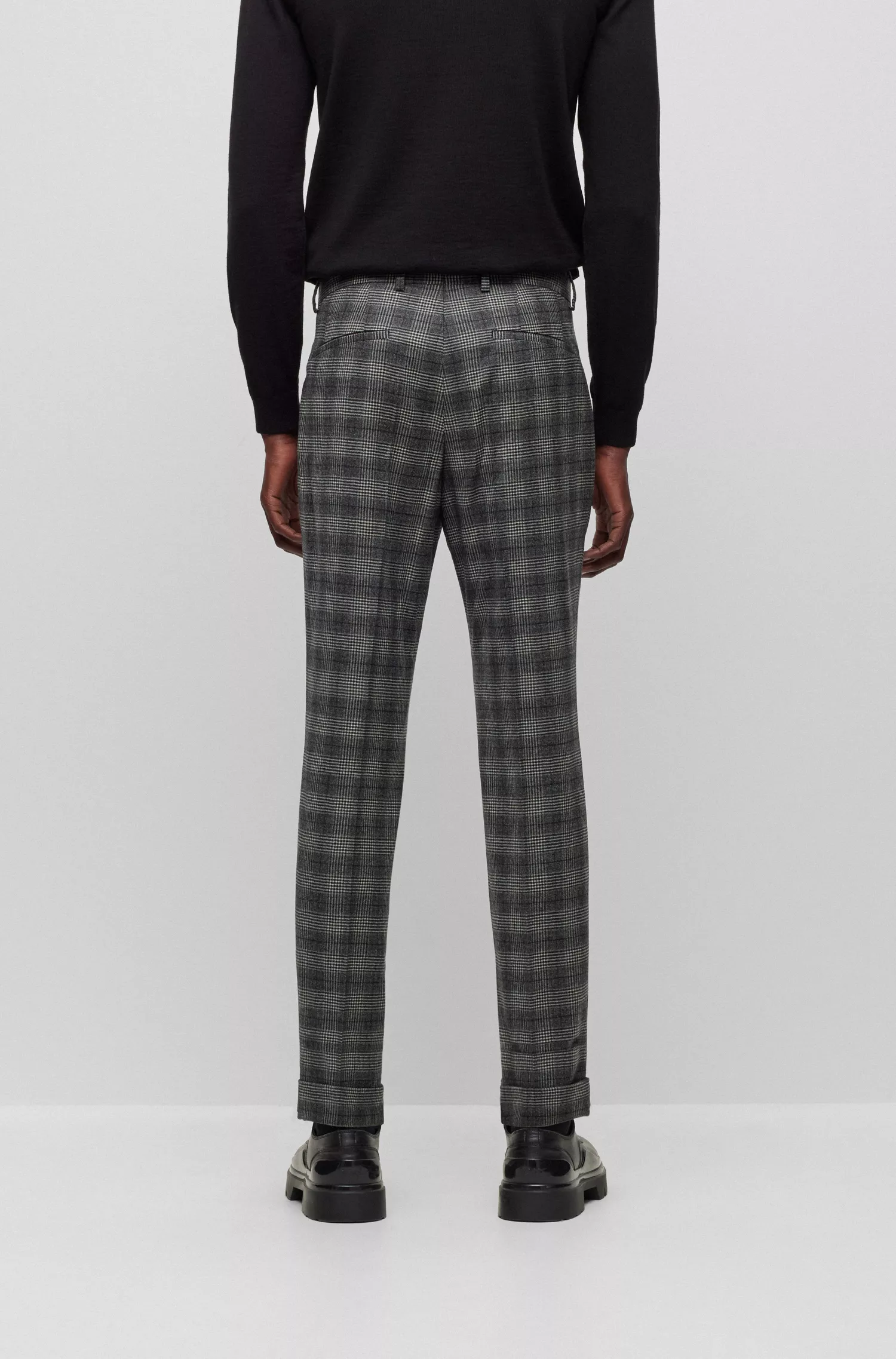 Terno BOSS preto slim fit em lã elástica xadrez.