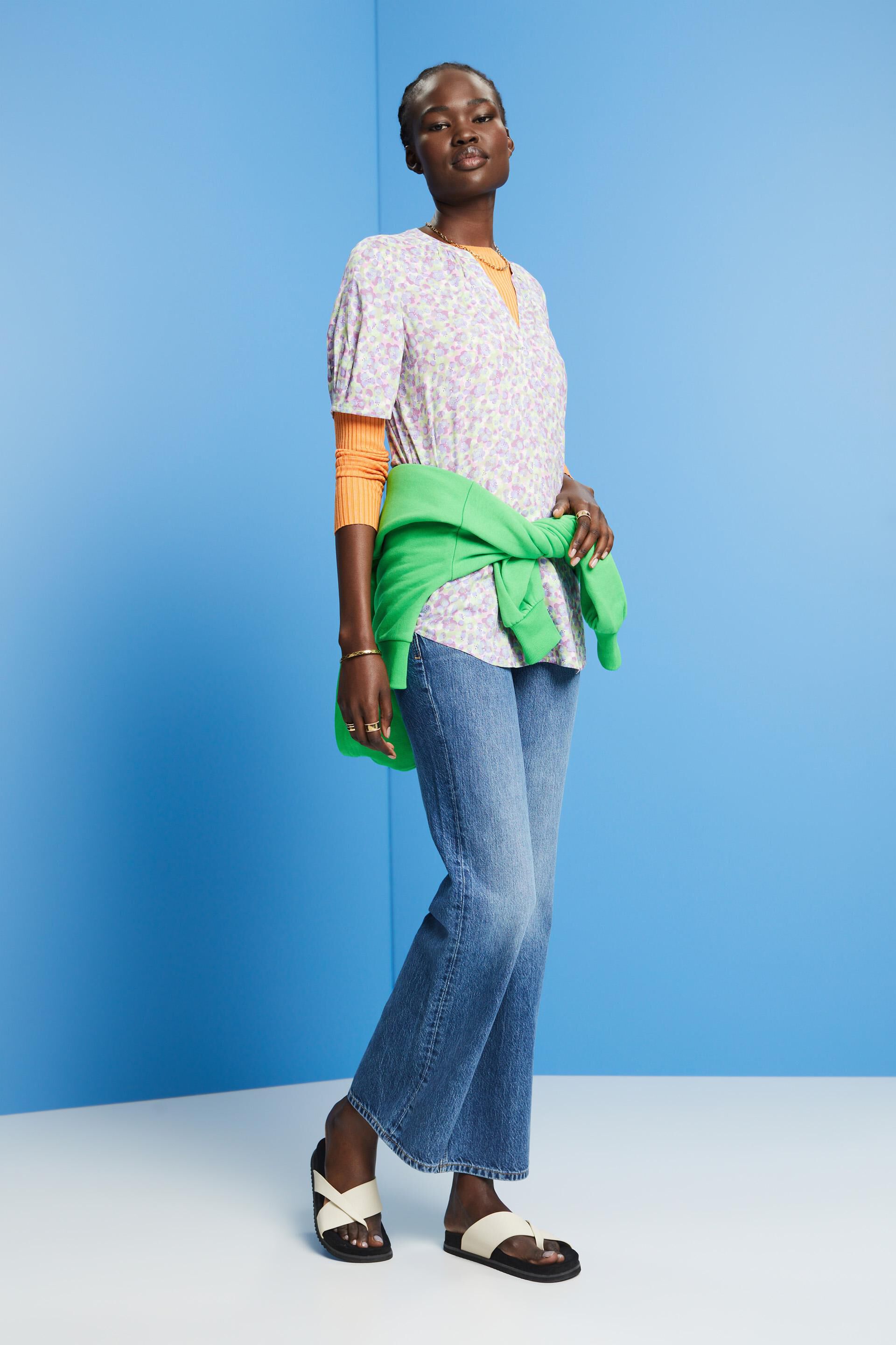 Blouse à fleurs et encolure fendue