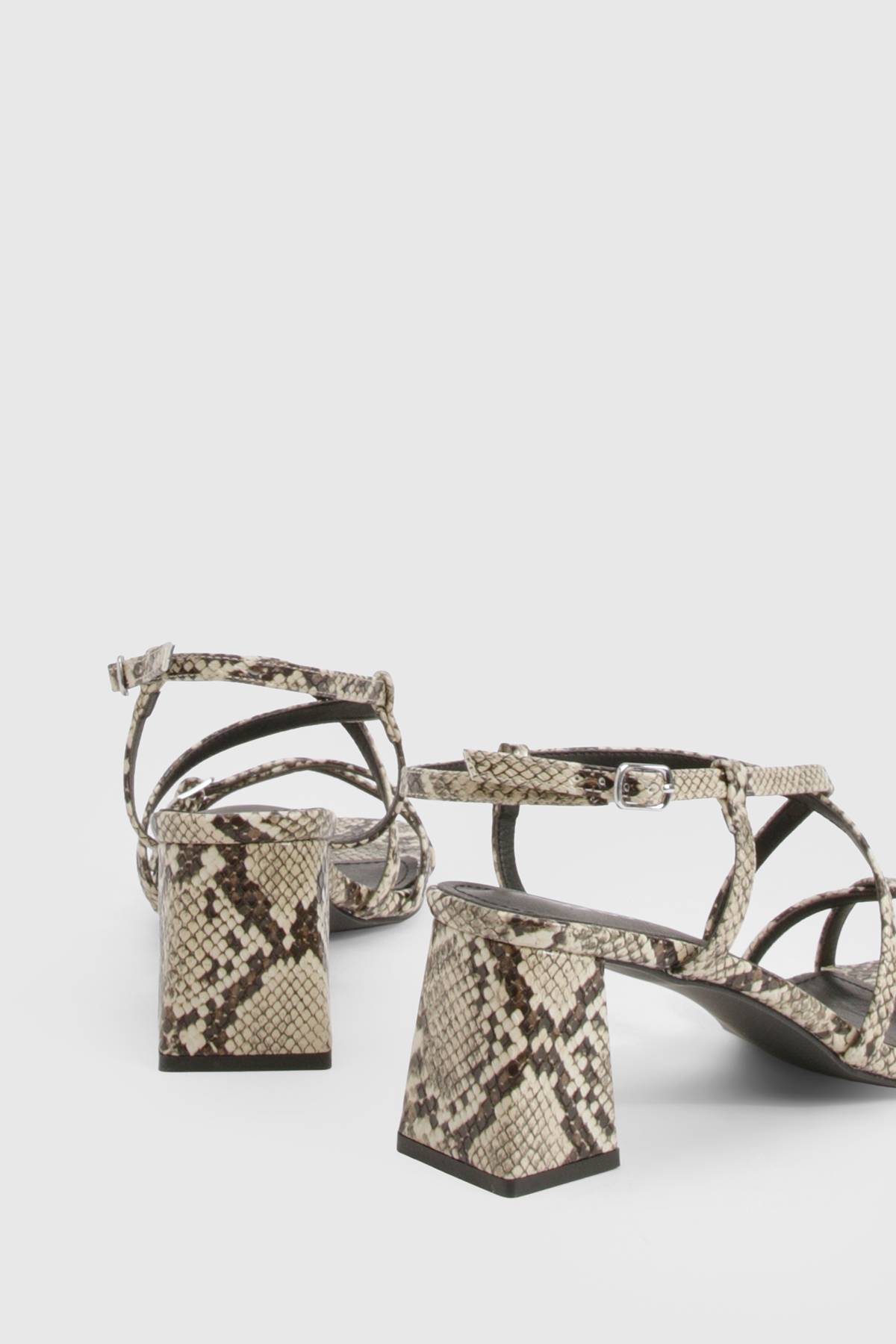 boohoo Escarpins à talon bas synthétique avec détail de boucle et lanières