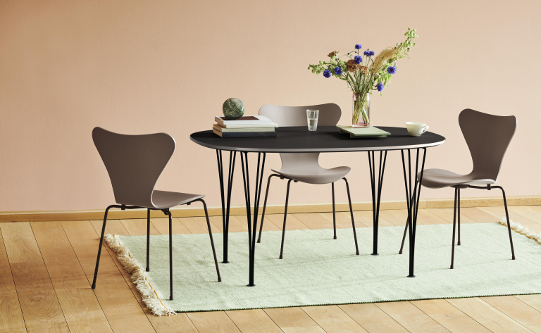 Fritz Hansen Vlinderstoel stoel zwart, coloured ash white