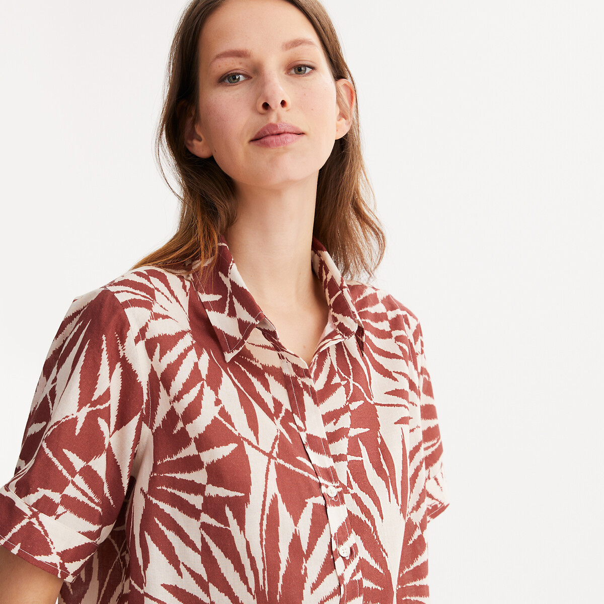 ANNE WEYBURN<br>Camisa com estampa gráfica e mangas curtas