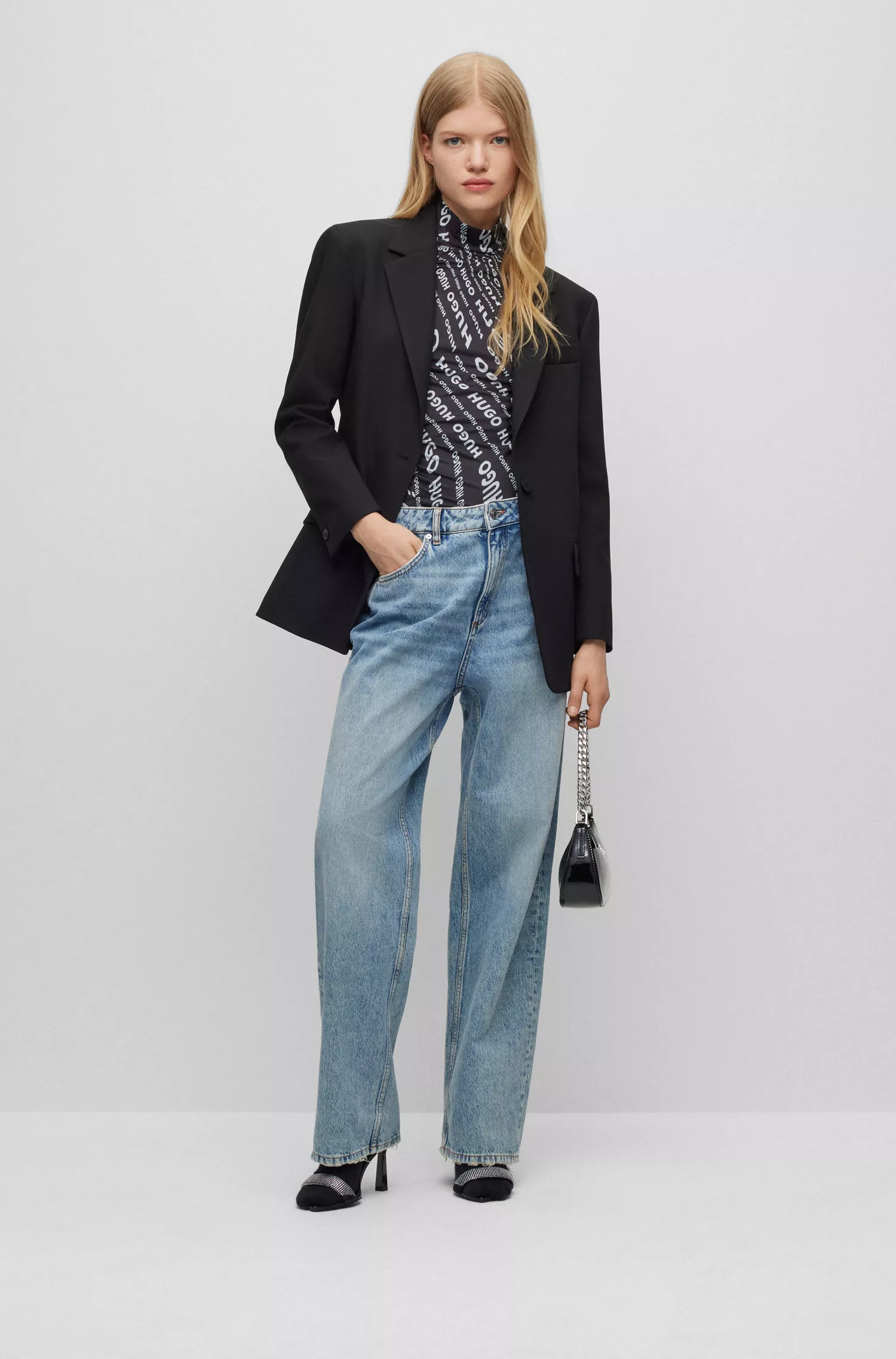 Calça jeans HUGO vermelha, modelagem relaxada, em denim rígido azul.