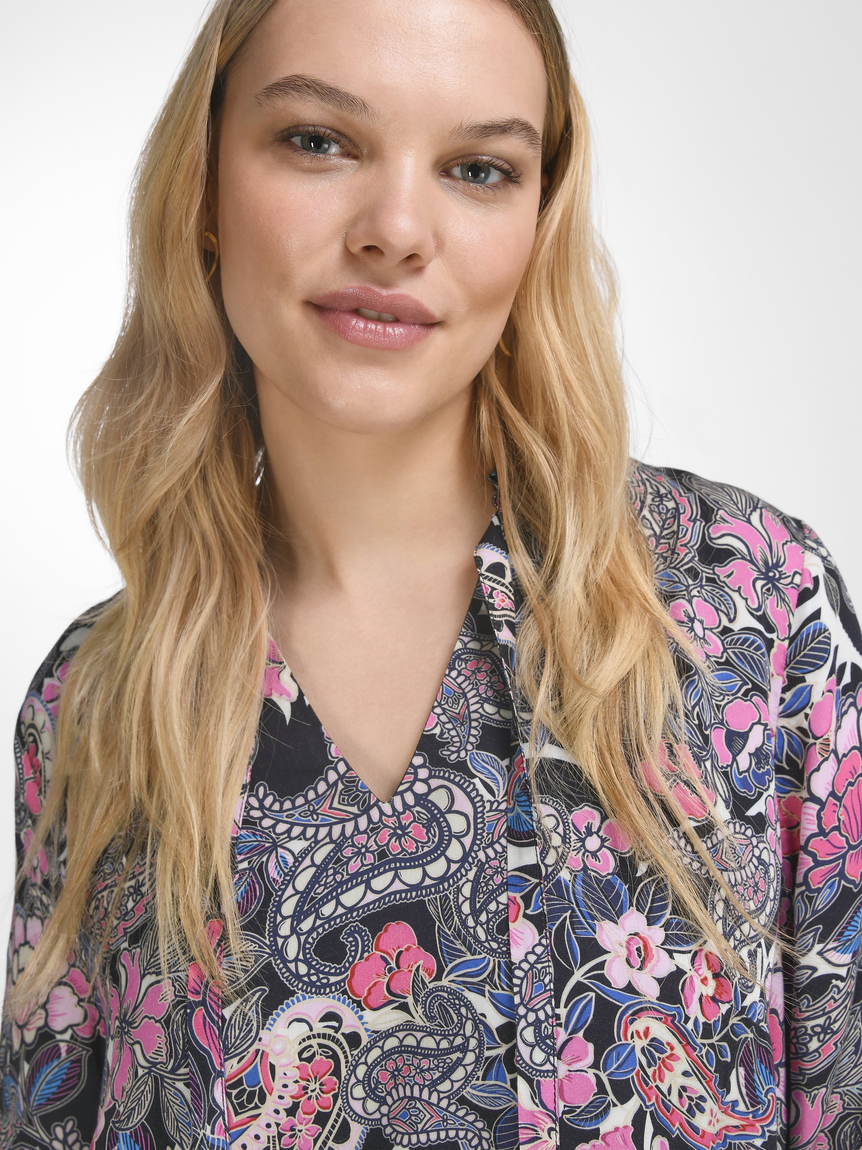 Kleid mit Rüschenkragen