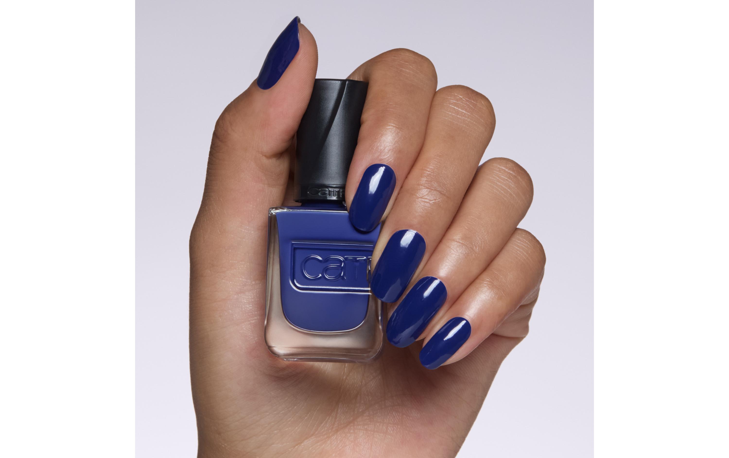 Nagellack Gel Affair 026 Midnight DuskLanganhaltender Gel-Nagellack in einem bläulichen Lila-Ton