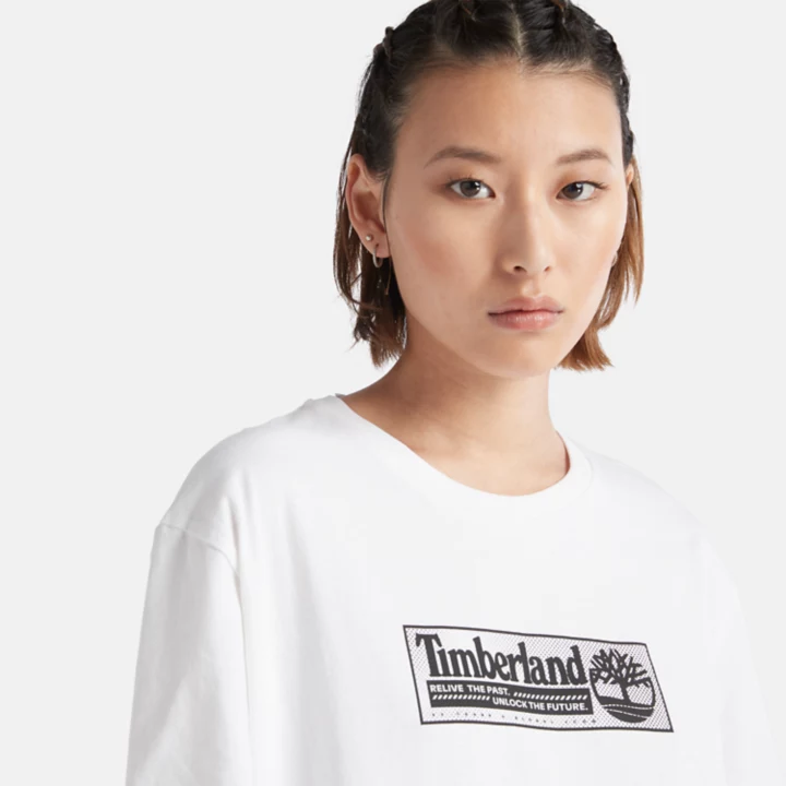 Camiseta unissex com estampa de quadrinhos na cor branca.