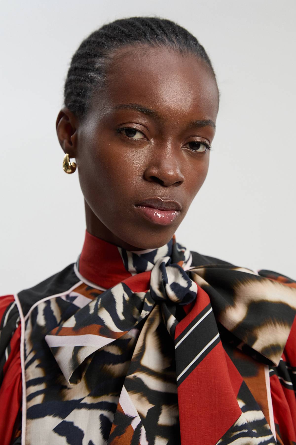 KarenMillen Blouse à Imprimé Animalier en Tencel Fluide Tissé avec Lien au Col