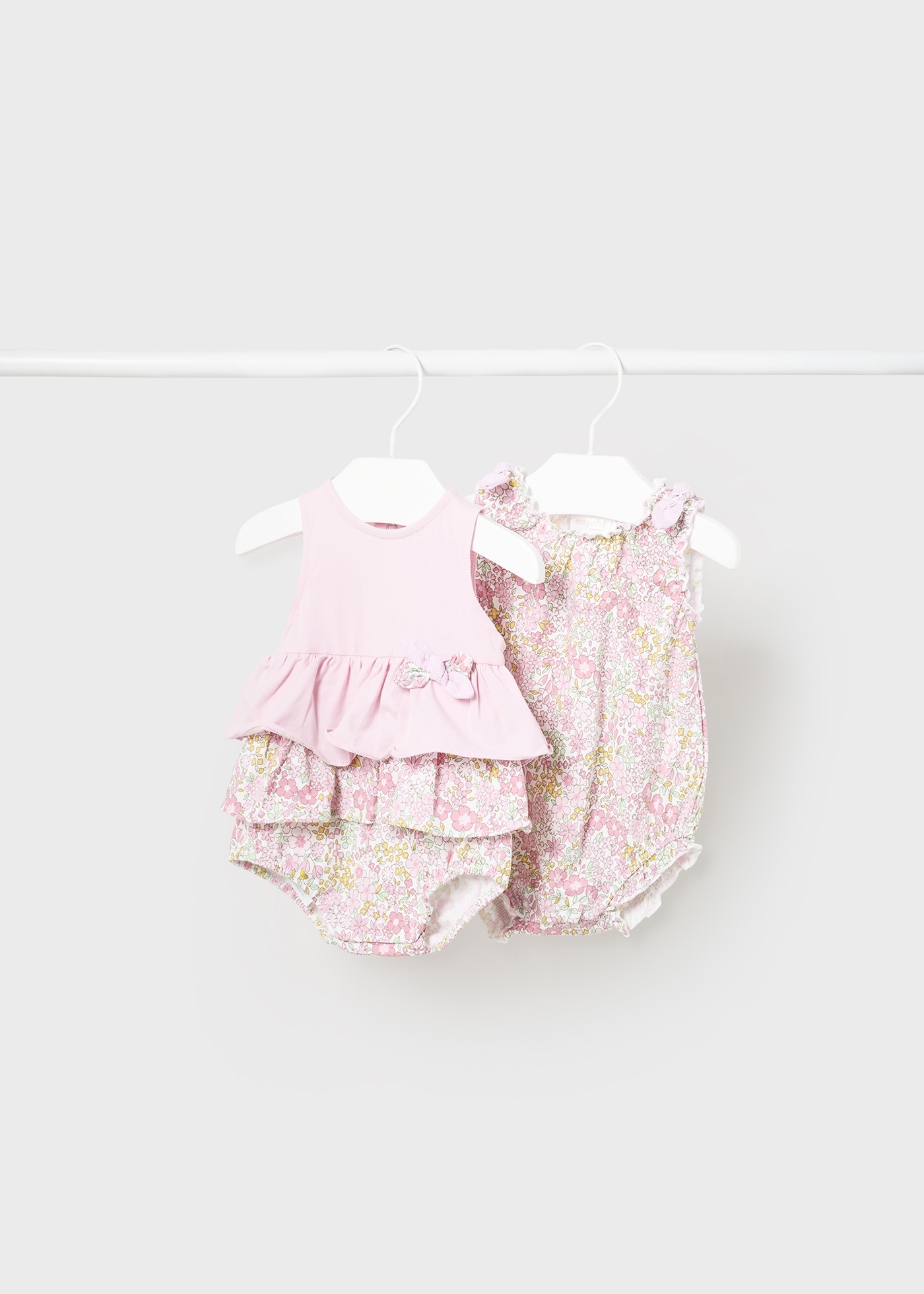 Conjunto de 2 macacões Better Cotton estampados para recém-nascidos, cor dente-de-leão.