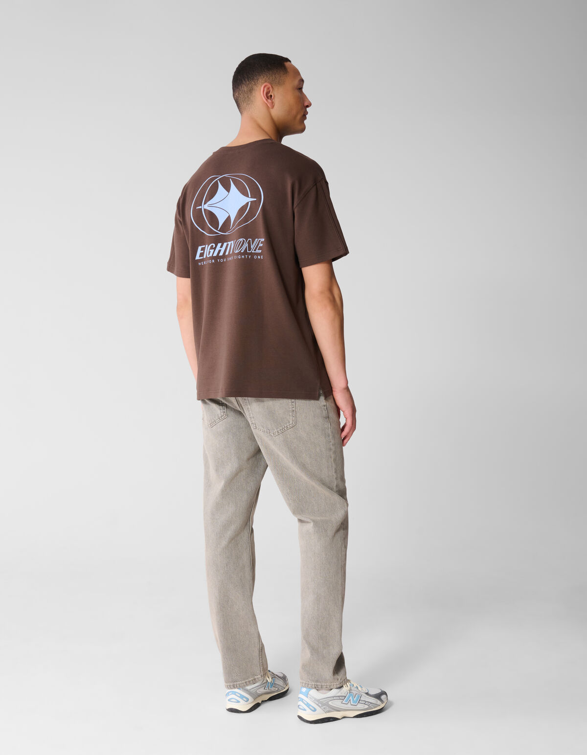 Eighty One Artwork T-shirt Donkerbruin