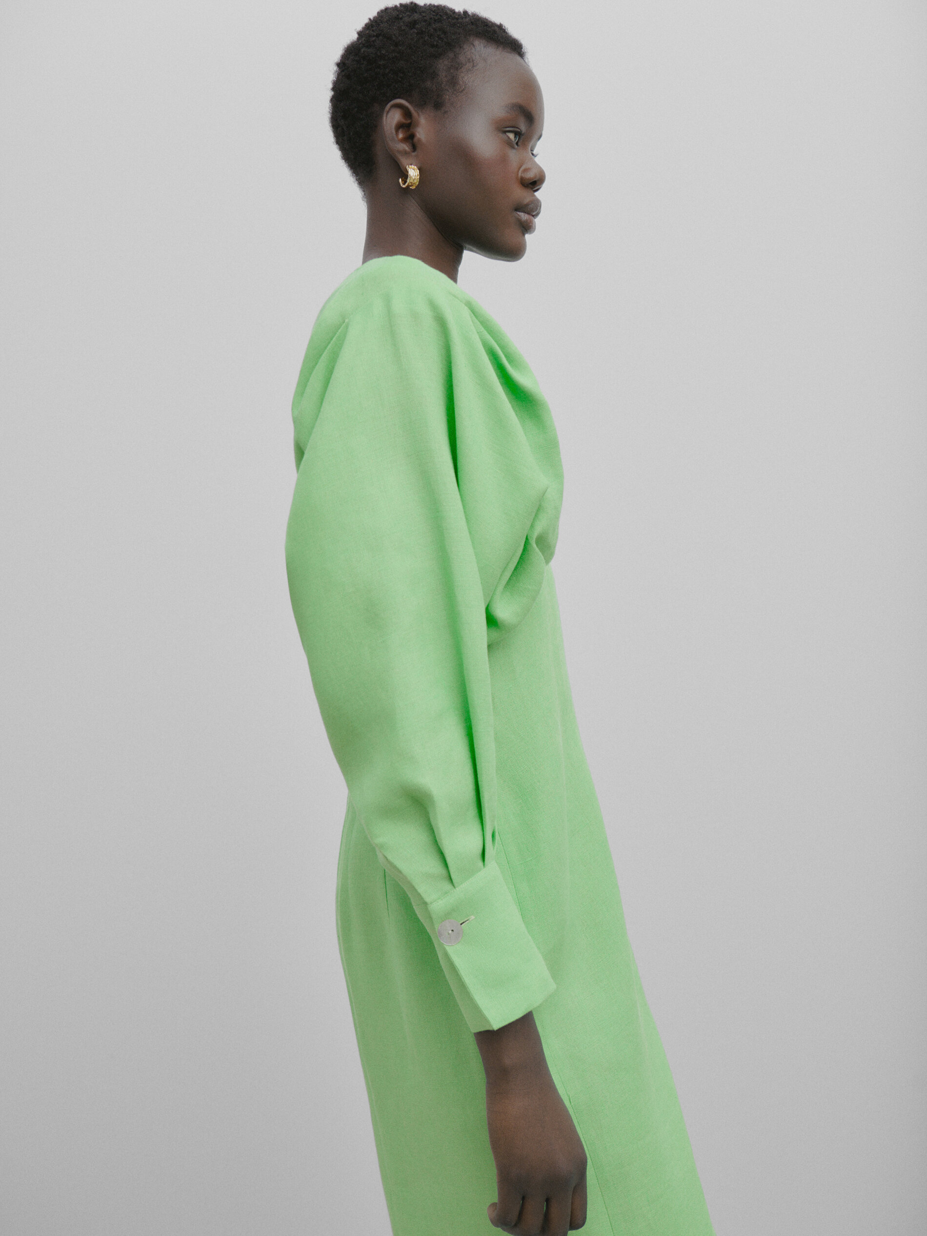 Vestido com detalhe plissado e fenda - Studio - VERD.MANZ