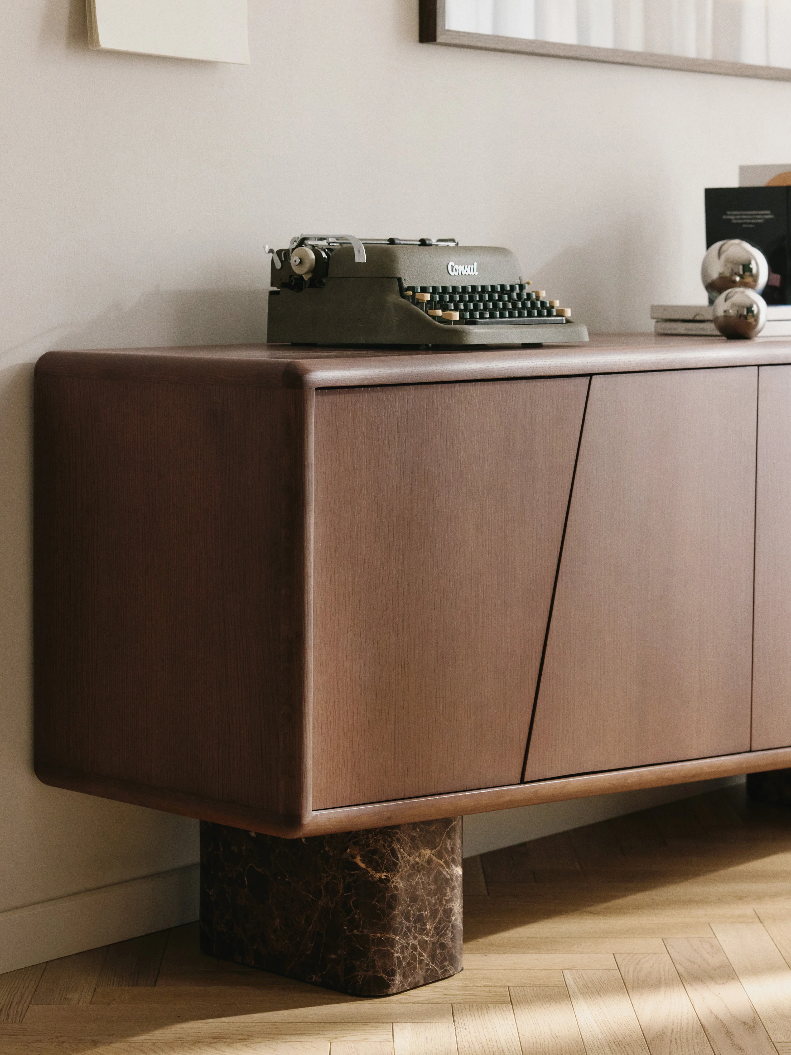 Houten dressoir Tundra met Emperador marmeren poten
