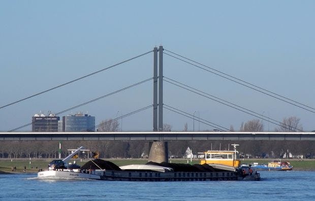 Motorboot fahren in Düsseldorf bei mydays als Geschenkidee