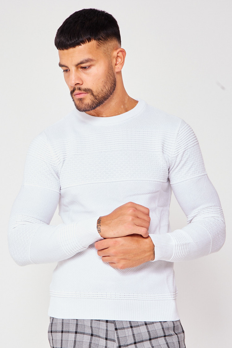 Pull blanc col rond en maille à relief