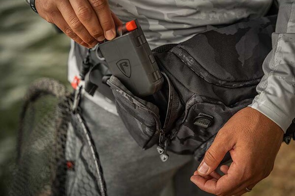 Sac Banane Fox Rage Camo Voyager (avec Boîte de Pêche)