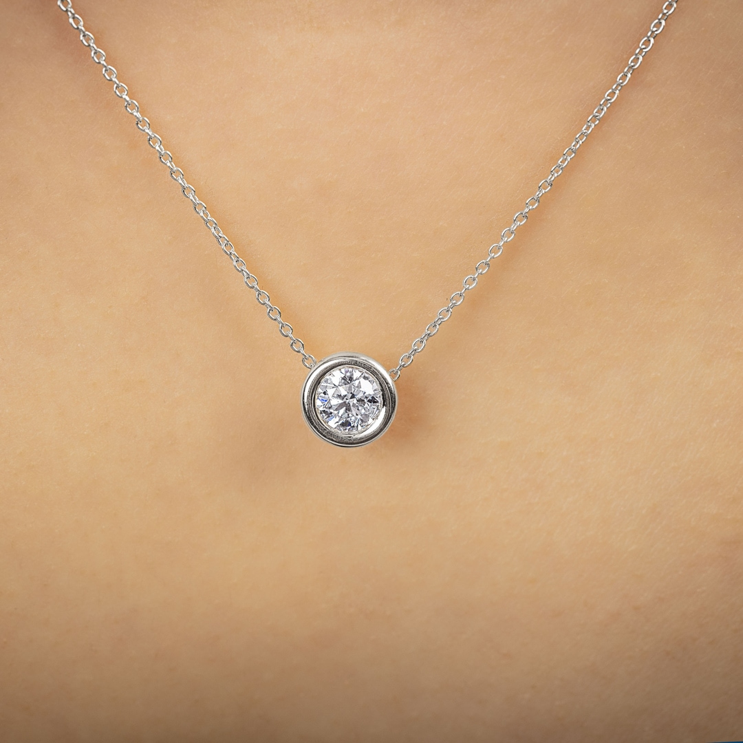 Collier mit Anhänger 750/18 K Weissgold mit GIA-Diamant 0.70 ct H/si in Zargenfassung