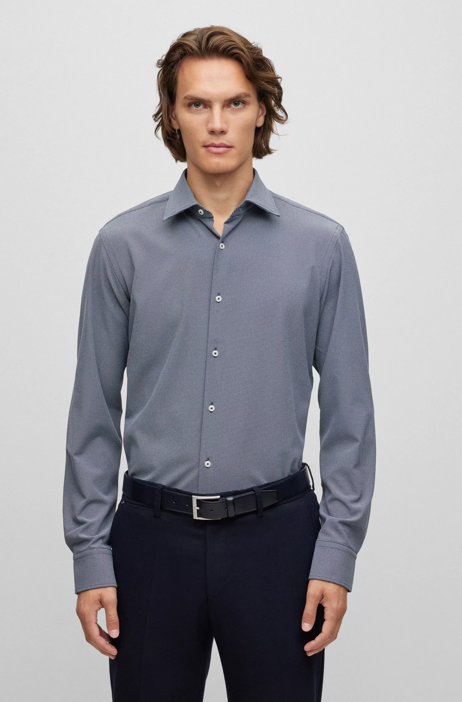 Camisa BOSS preta de corte regular em tecido estruturado de alta performance com elasticidade.