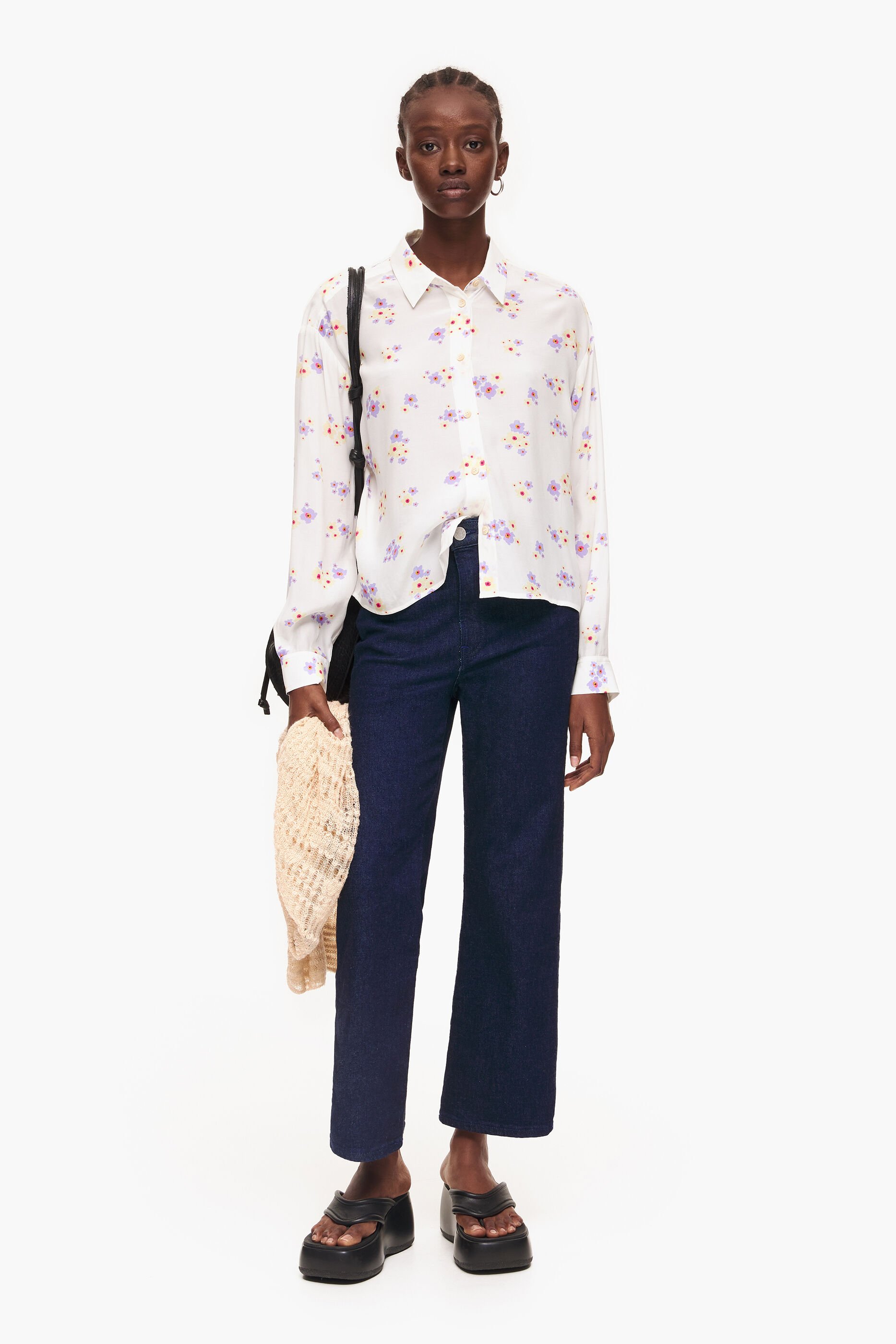 Camisa quadrada com estampa de flores em acrílico branco