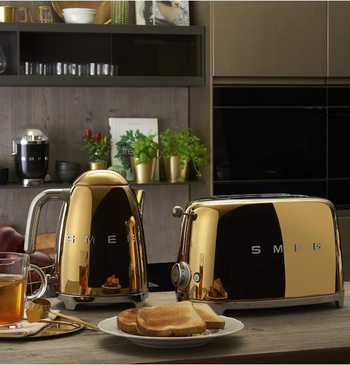 Smeg, Bouilloire Électrique KLF03PGEU 1,7 L, Filtre Anticalcaire Lavable, Arrêt Automatique de Sécurité, Indicateur de Niveau d'Eau, Base Antidérapante, Range Cordon, Puissance 2400W, Vert d'Eau