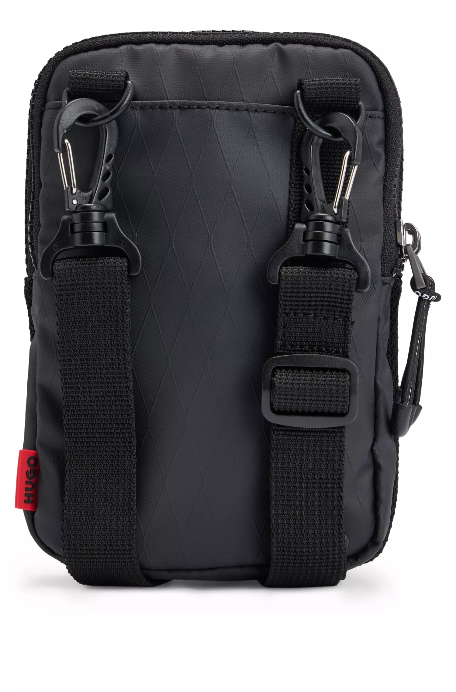 Bolsa estilo repórter HUGO com logo em contorno vermelho, confeccionada em material com textura de diamante.