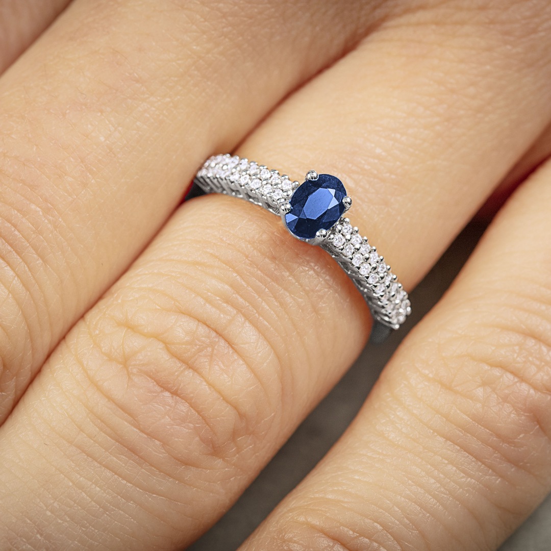 Damenring 750/18 K Weissgold mit Saphir oval und Diamanten 0.16 ct H/si