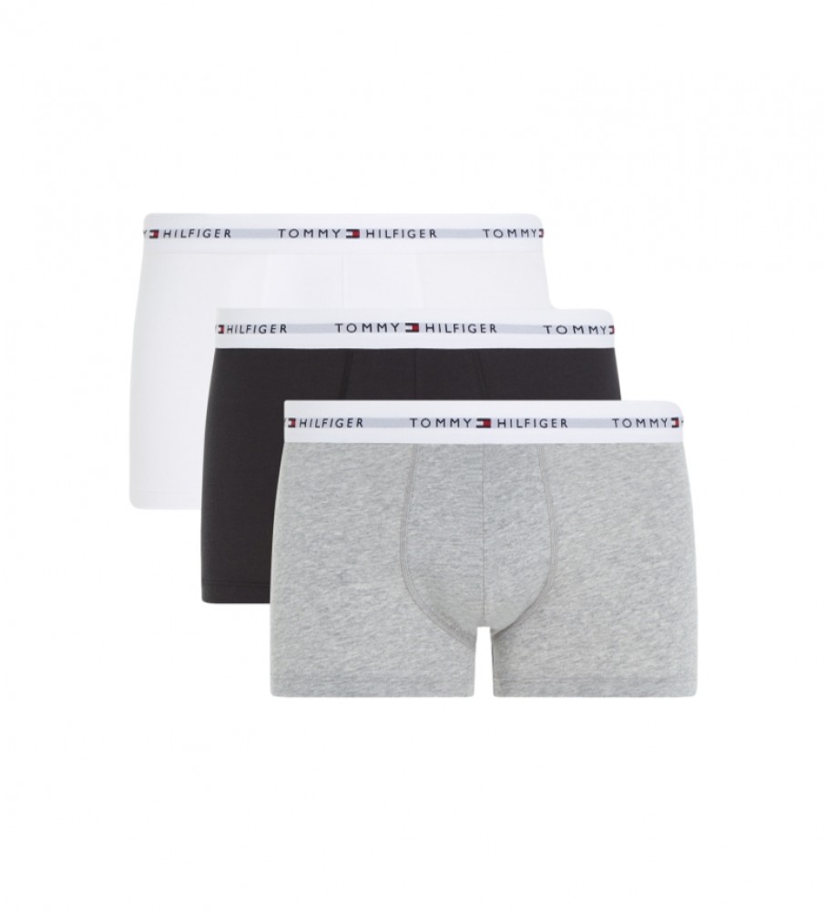 Pacote com 3 cuecas boxer essenciais Tommy Hilfiger nas cores cinza, preto e branco.