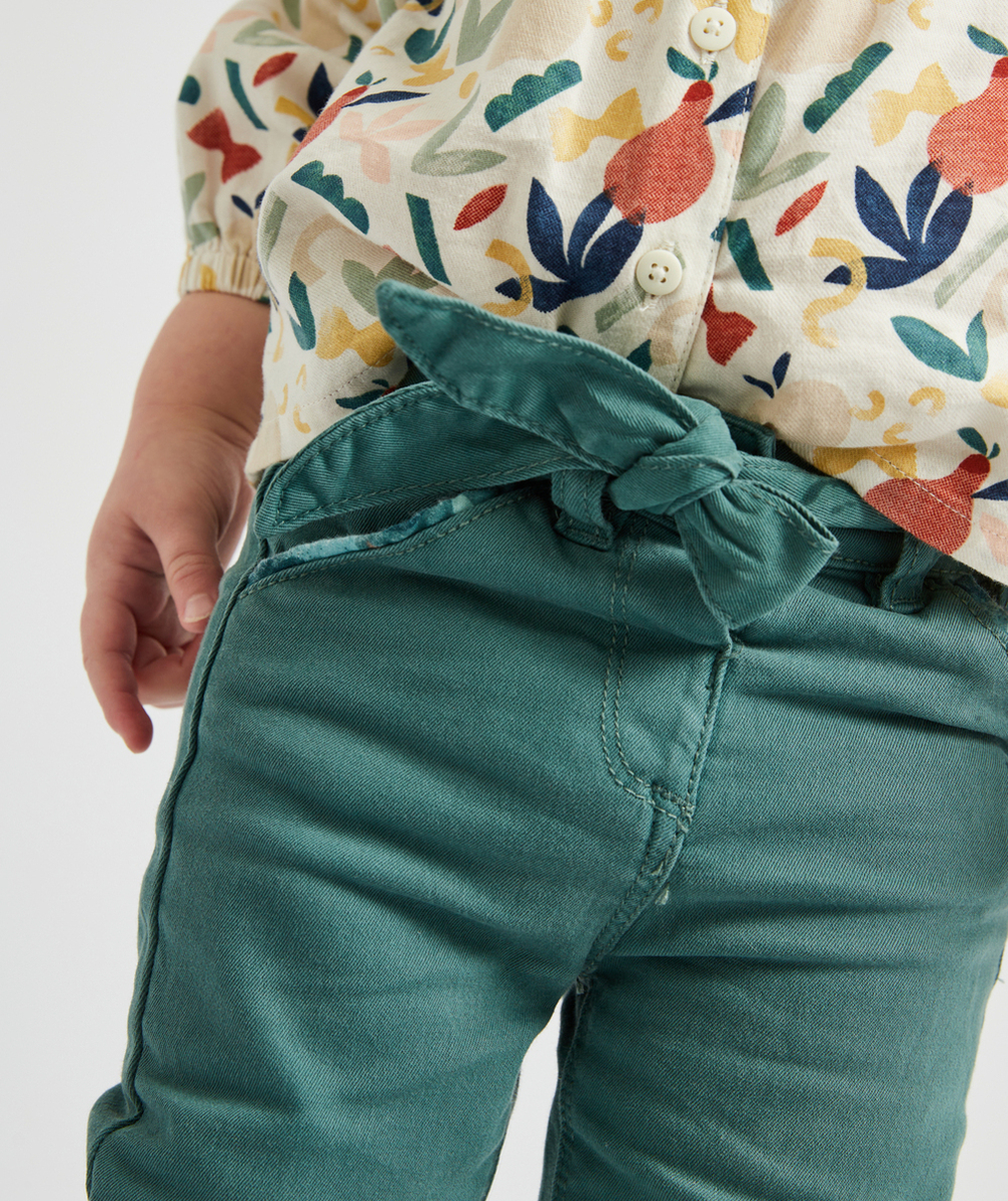 PANTALON CHINO BÉBÉ FILLE VERT AVEC CEINTURE