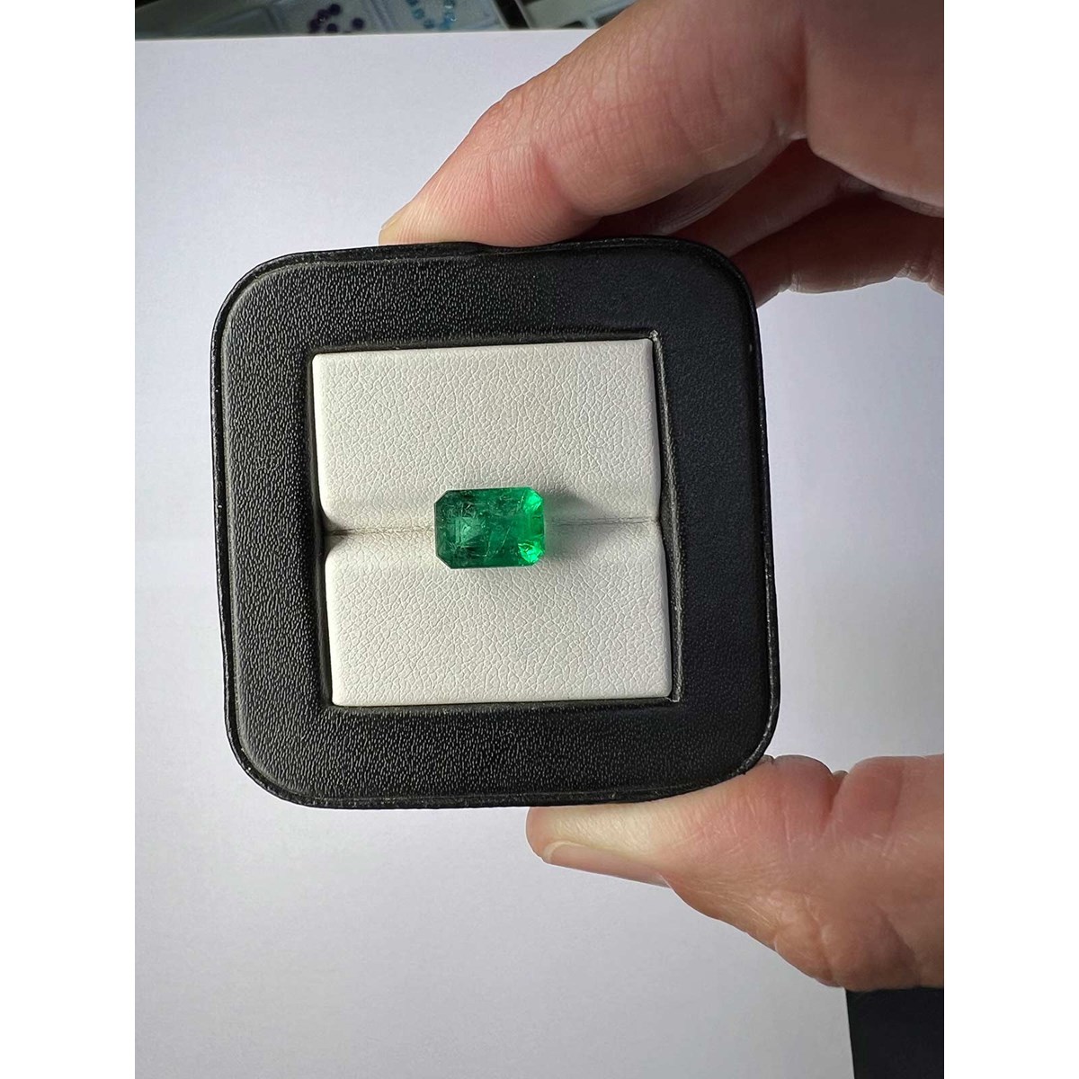 Émeraude Octogonale 3.19 ct - AAA Top Green - Clarté VS - Origine Zambie