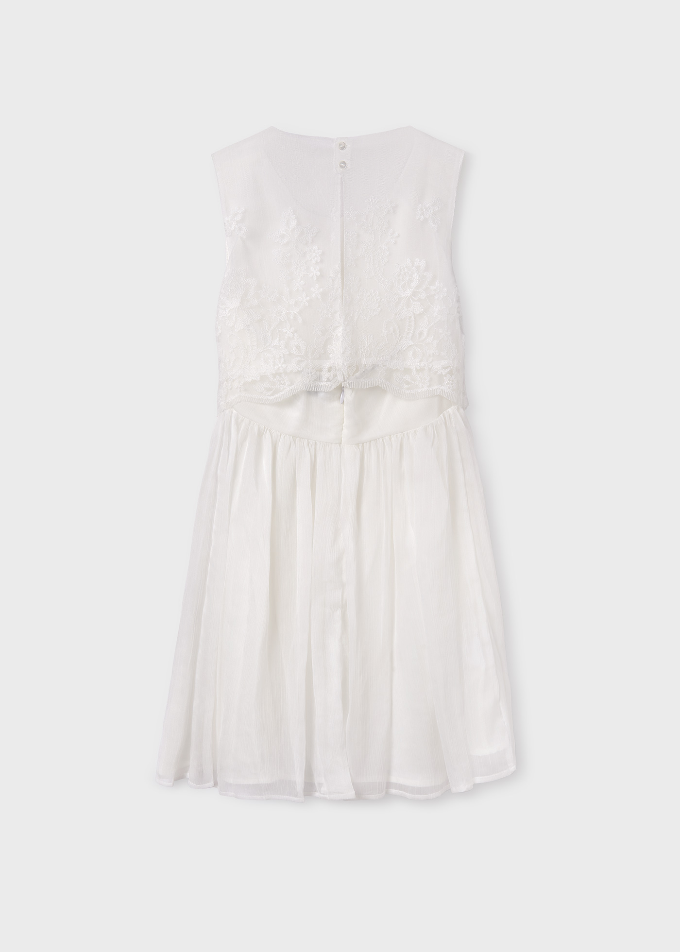 Vestido bordado, combinado com uma cor crua, para menina.