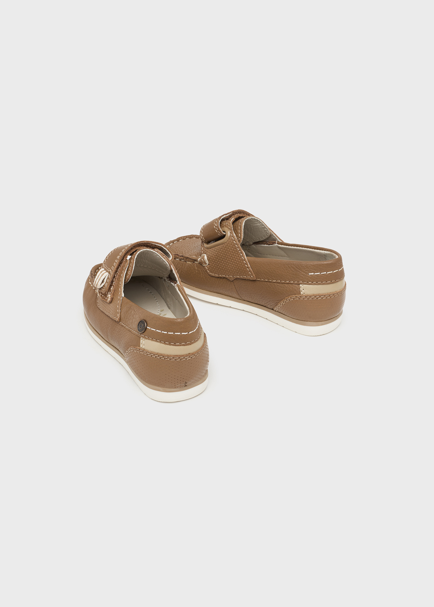 Sapato náutico infantil de couro com fecho de velcro
