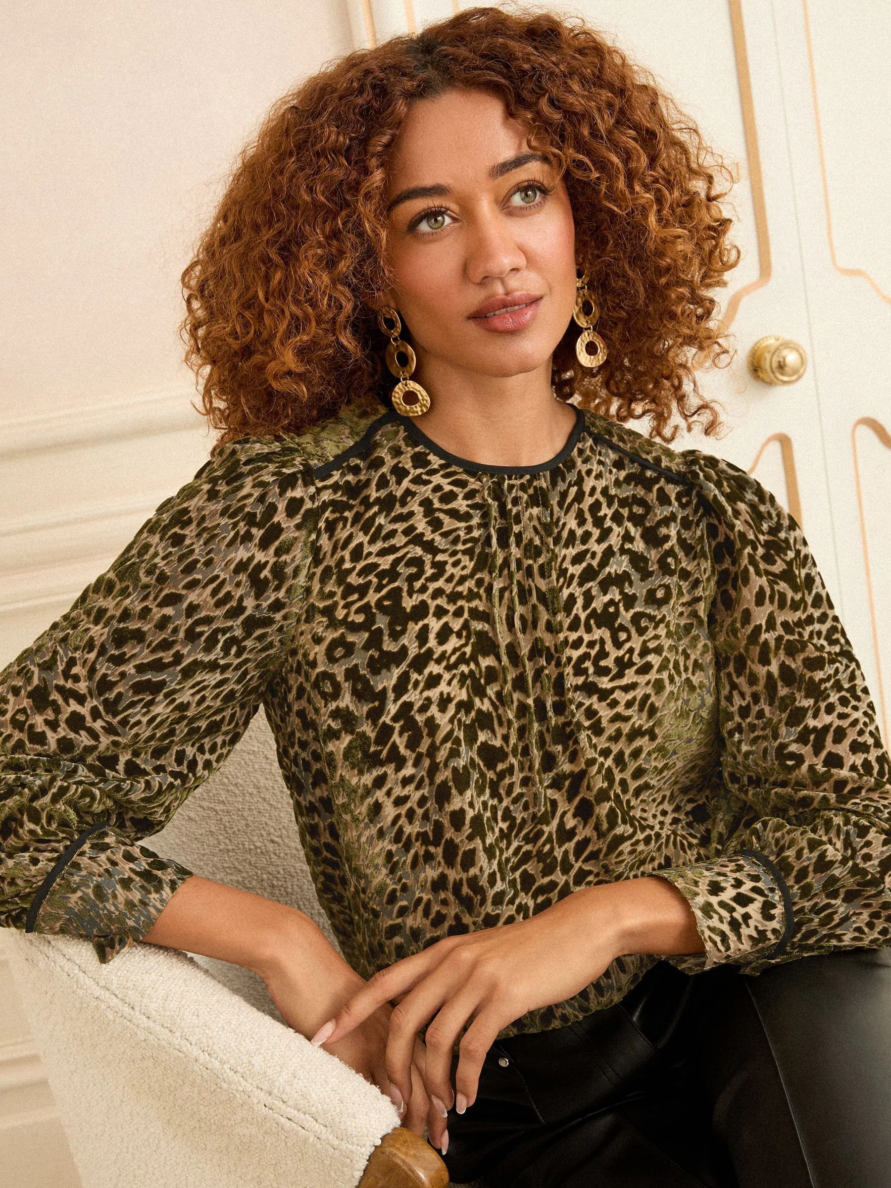Limoengroen met dierenprint - Love & Roses Crew Neck Long Sleeve Burnout Blouse