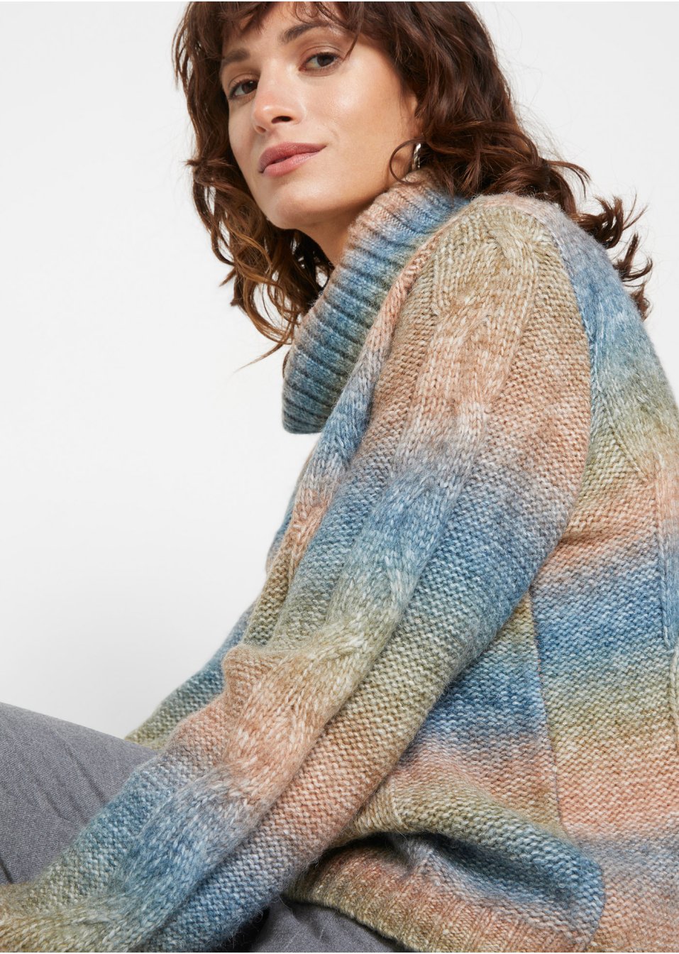 Pull col roulé à motif torsadé