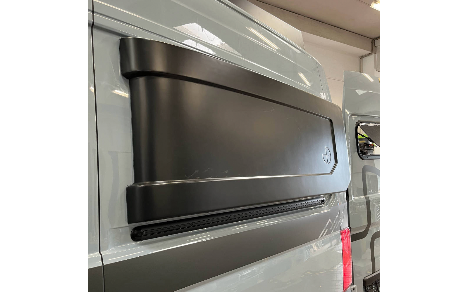 Easygoinc. Querschläfer Flare - Karosserieverbreiterung für MAN TGE und VW Crafter L3 - links