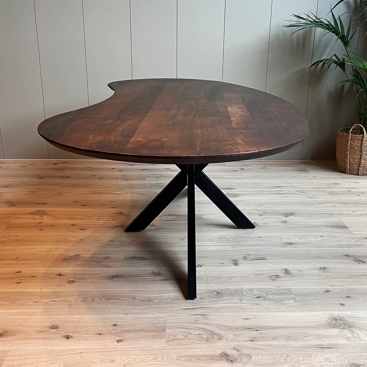 Eettafel organisch Kidney Eettafel mango organisch Kidney walnoot met spinpoot 200 cm