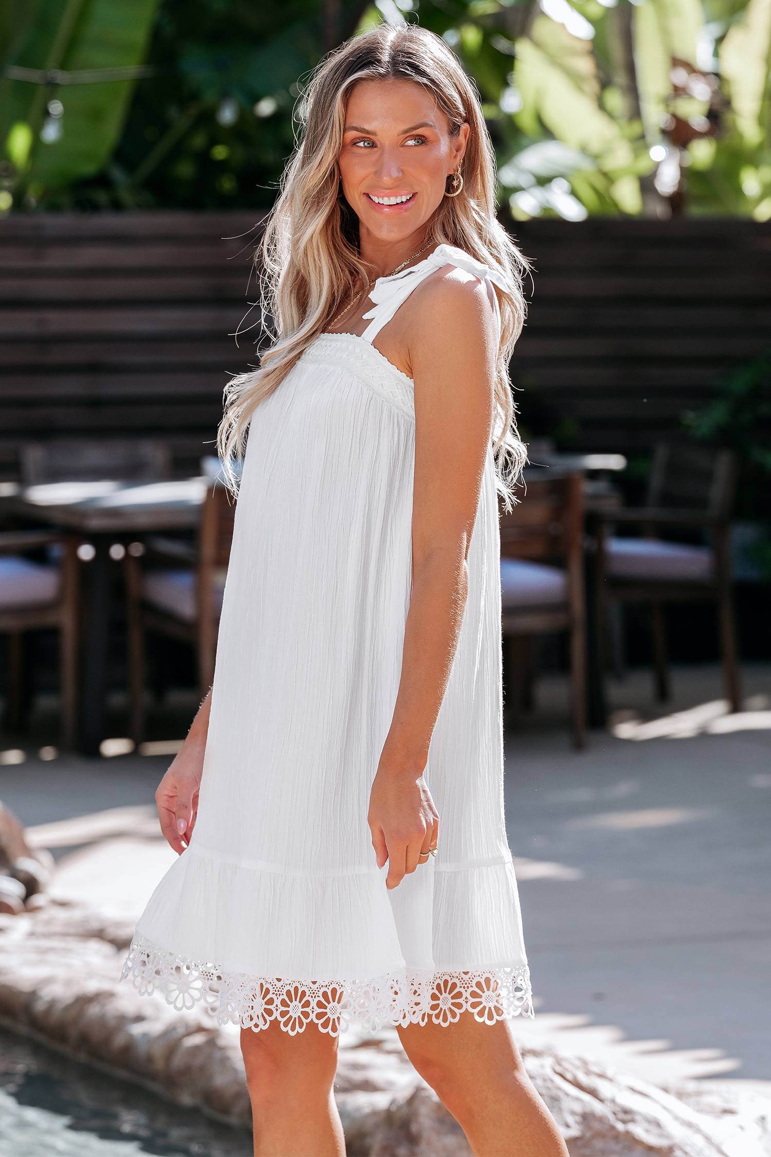 Robe mini avec épaules à nouer en dentelle florale blanche