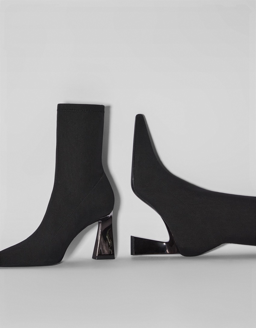 Botas de cano curto ajustadas com salto metálico