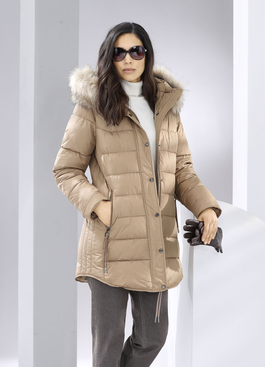 Funktionsjacke mit figurfreundlicher Längssteppung seitlich