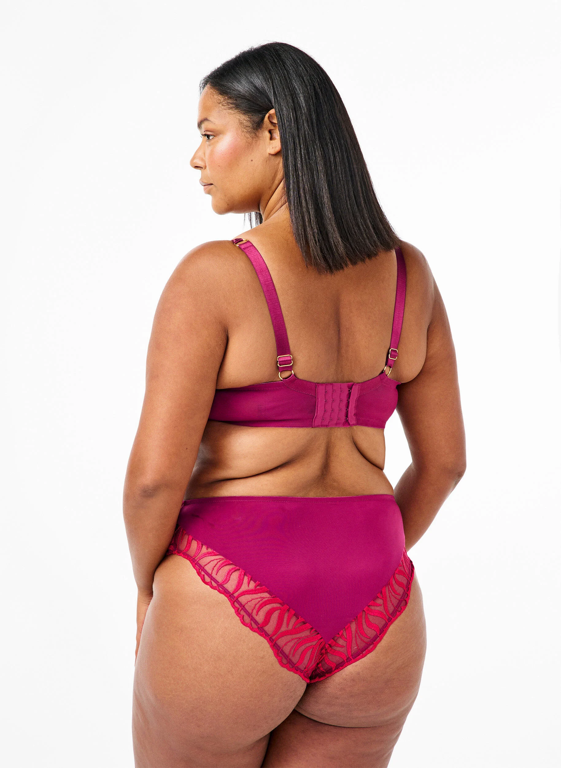 Tai trusse med broderi og regulær talje