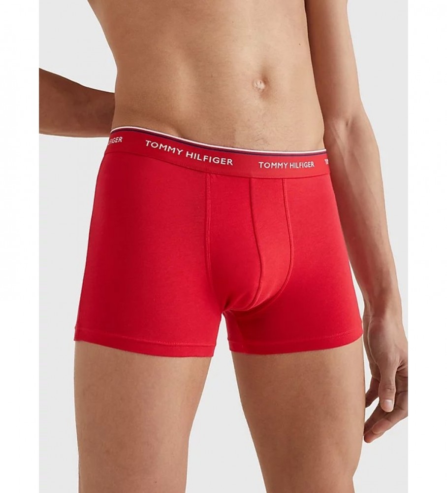 Conjunto de 3 Cuecas Boxer Tommy Hilfiger, nas cores vermelha, azul-marinho e branca.